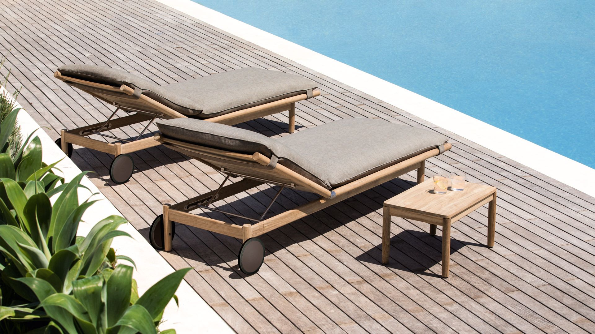 Pool Deck Lounge amenity image at Vega